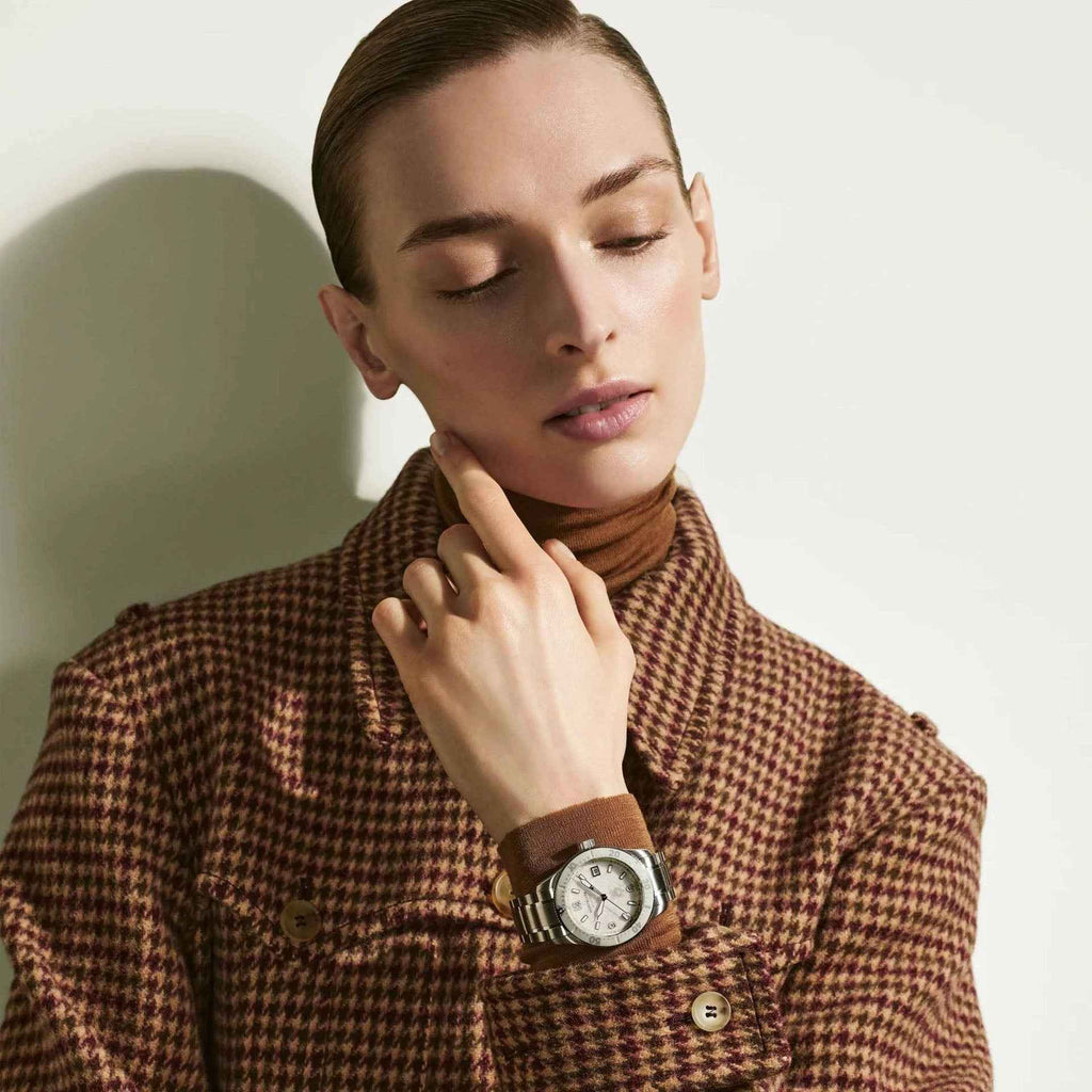 Orologio automatico Montblanc con quadrante bianco sul polso