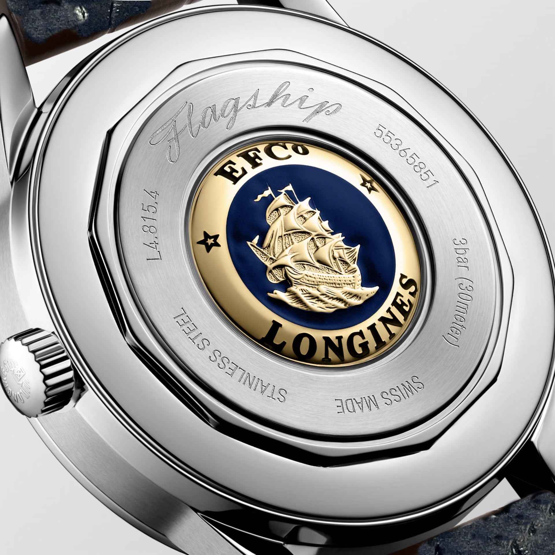 Orologio con fondello metallico e incisioni, cinturino in pelle nera