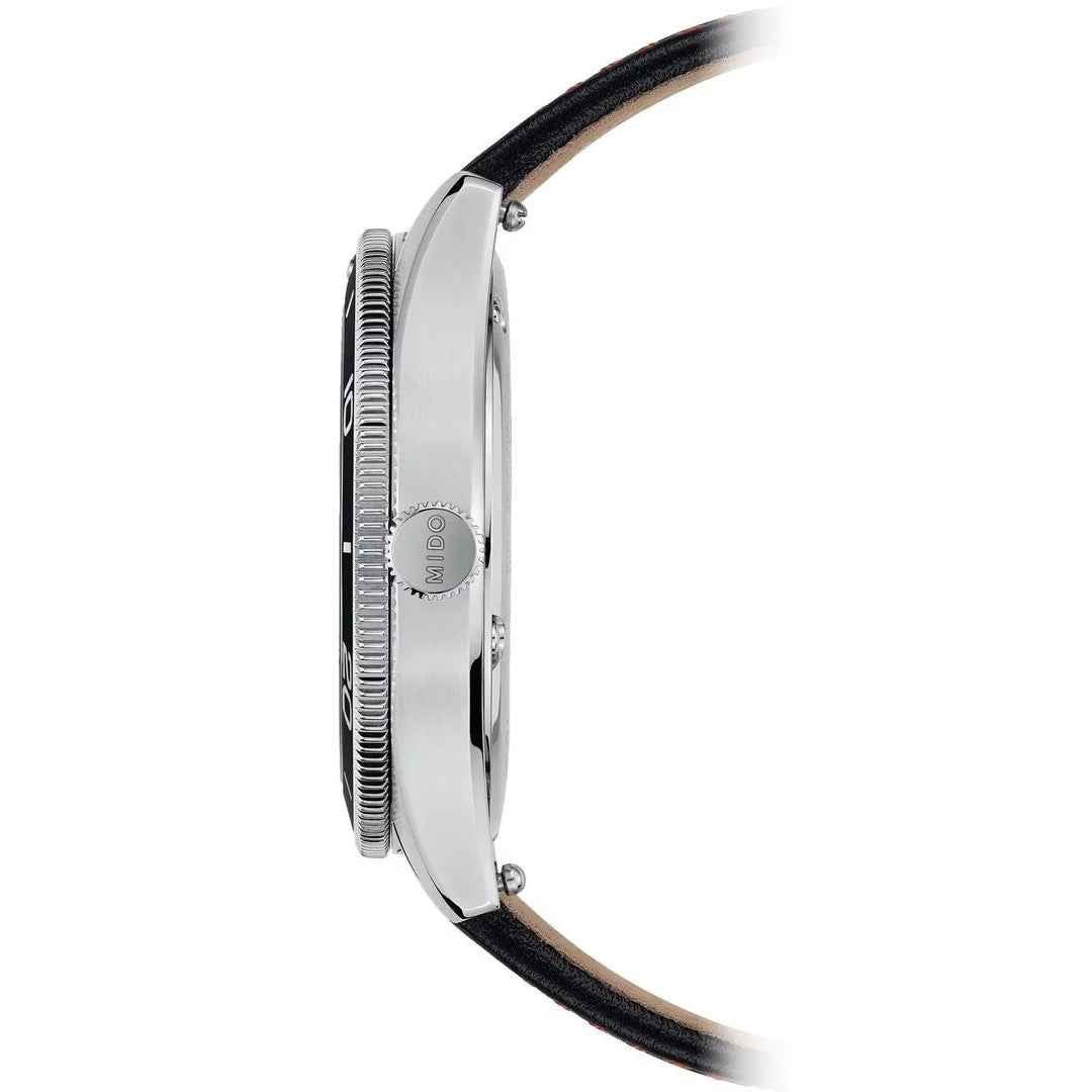 Cassa in acciaio di orologio automatico 39mm in profilo laterale; corona zigrinata.