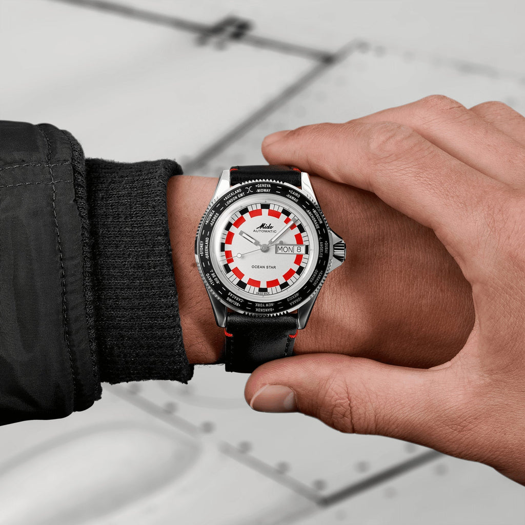 Orologio automatico con quadrante bianco e cinturino nero, cassa in acciaio da 40 mm.