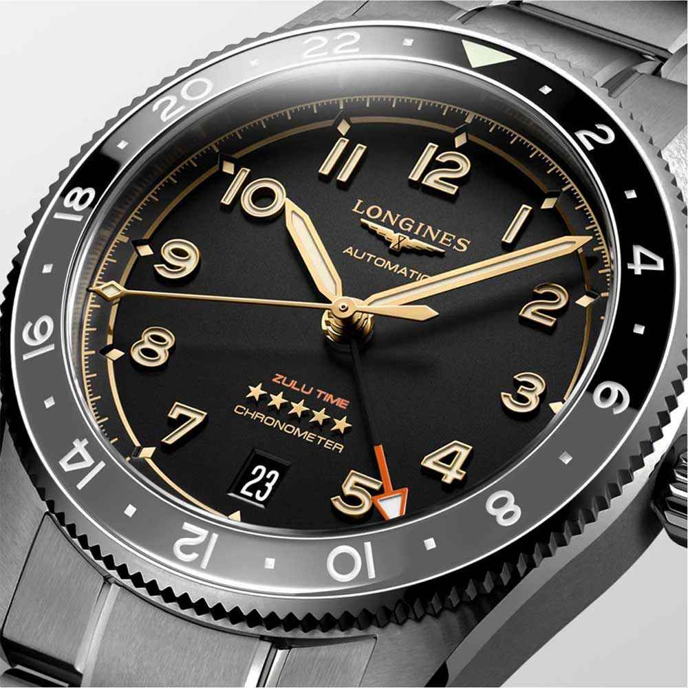 Primo piano quadrante nero Longines automatico con Zulu Time e indici dorati