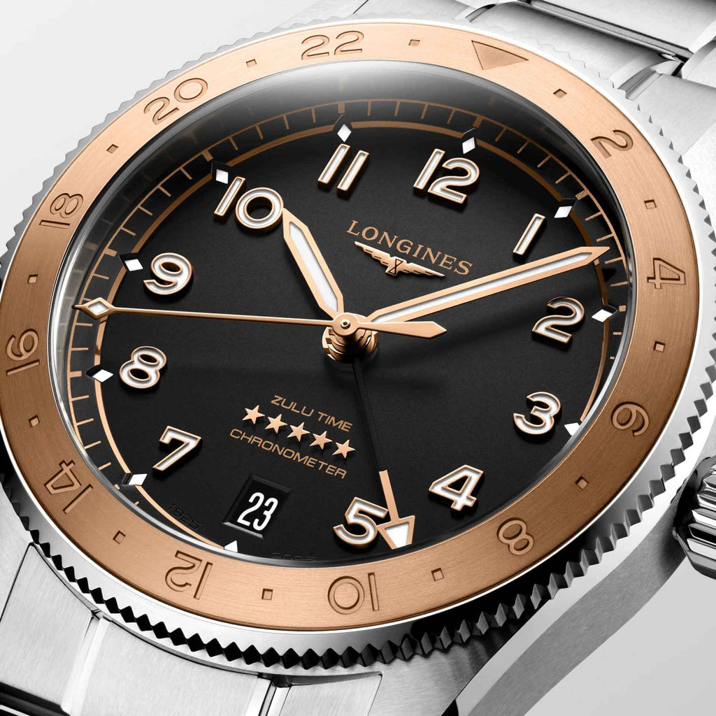 Orologio Longines close-up: quadrante nero con indici dorati e lunetta bronzo