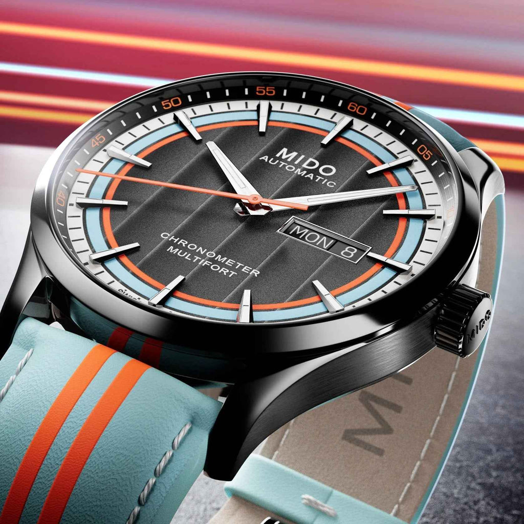 Orologio automatico con quadrante nero e cinturino azzurro a righe arancioni, cassa nera