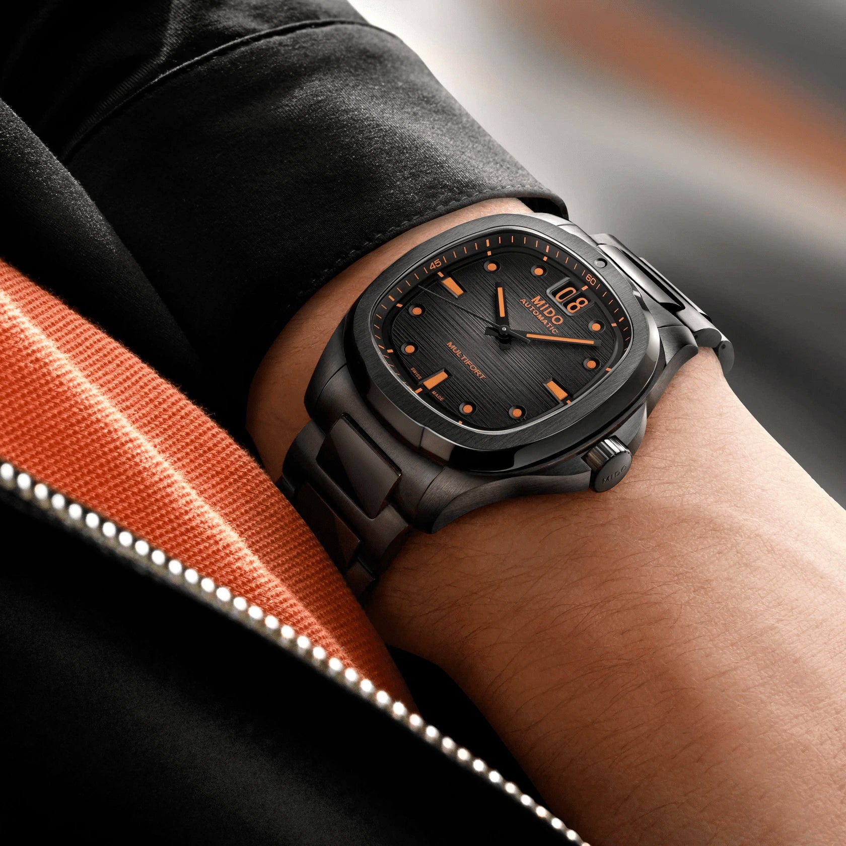 Orologio Mido automatico nero sul polso, quadrante nero con marcature arancioni
