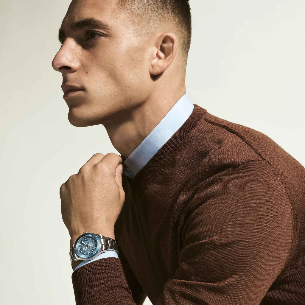 Orologio Montblanc automatico al polso con quadrante blu e bracciale in acciaio