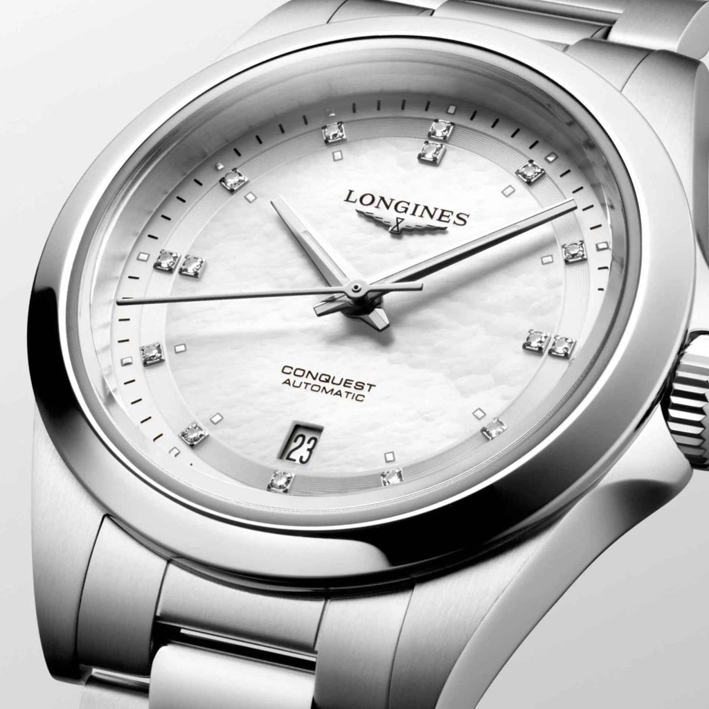 Orologio Conquest in acciaio, quadrante madreperla con indici a diamanti e datario 23
