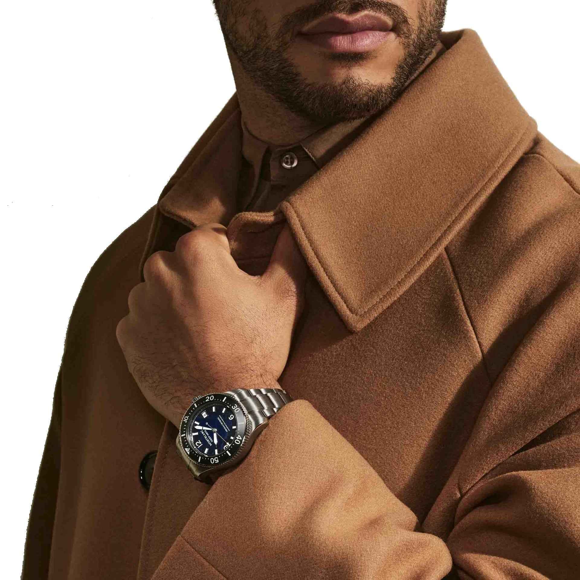 Orologio Montblanc al polso con bracciale in titanio e quadrante blu ghiacciaio