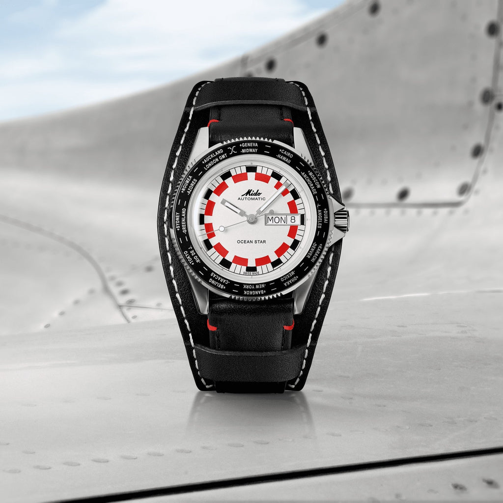 Orologio da polso con quadrante bianco rosso e cinturino nero in pelle, cassa nera.