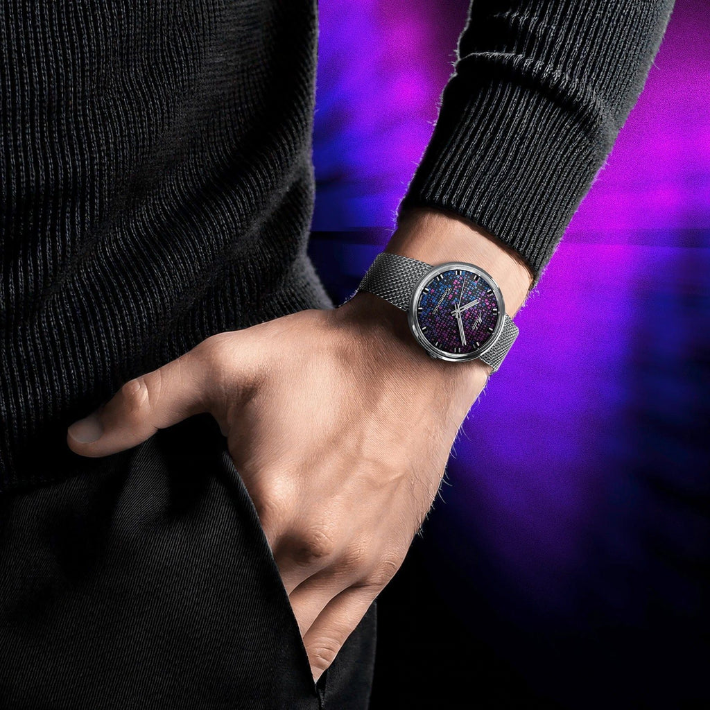Orologio Mido al polso con quadrante viola a mosaico e bracciale in maglia d’acciaio