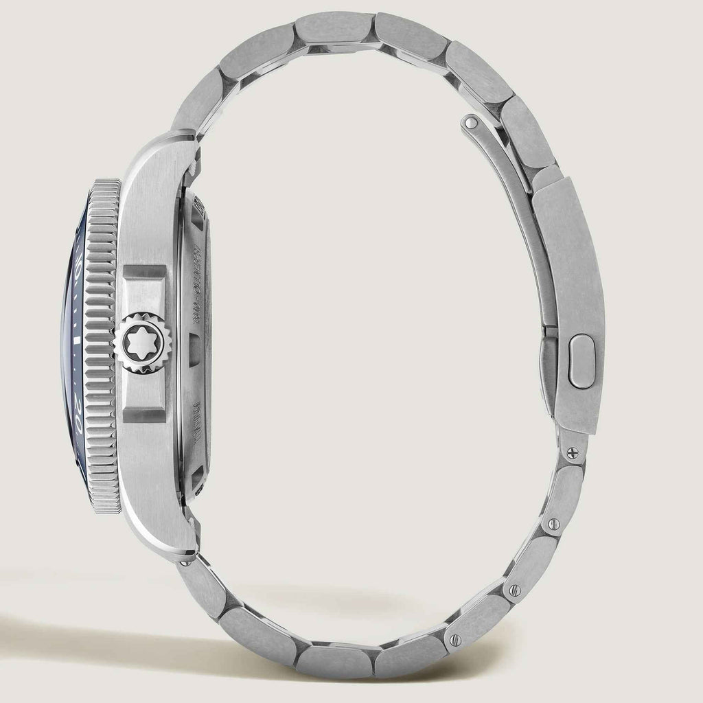 Orologio Montblanc in titanio visto di lato, bracciale in metallo e chiusura