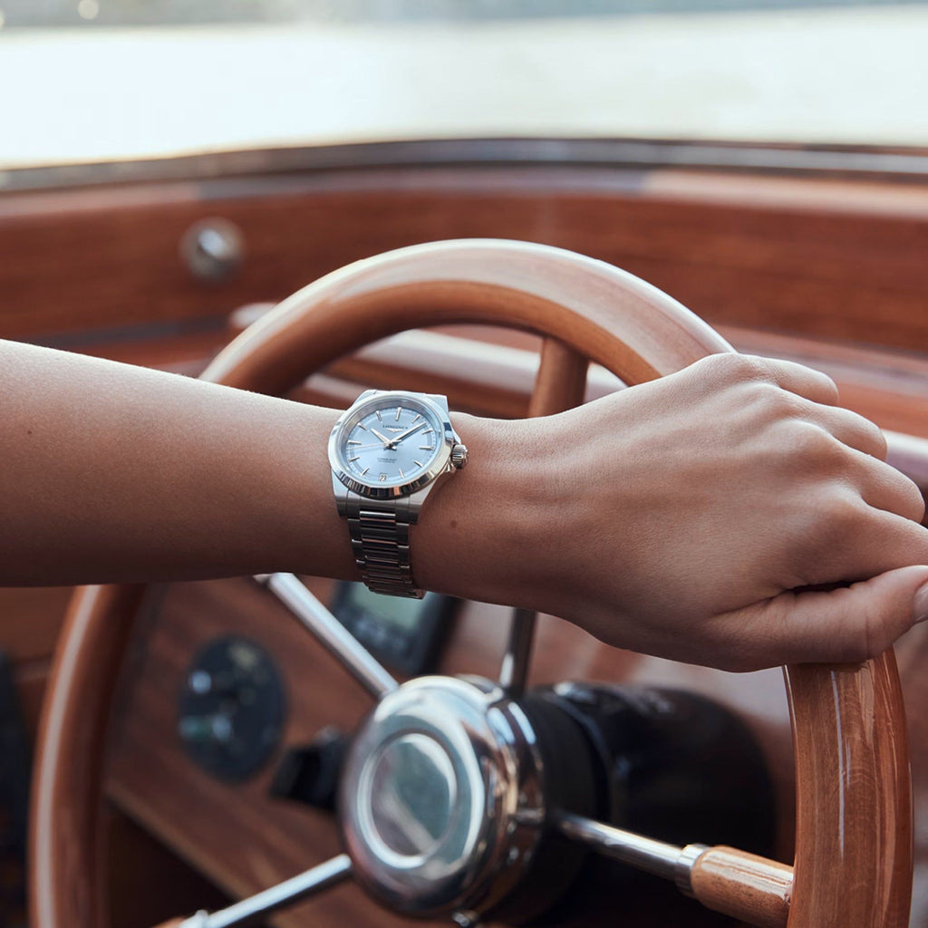 Orologio Longines con quadrante azzurro e bracciale a maglie in acciaio, sul polso