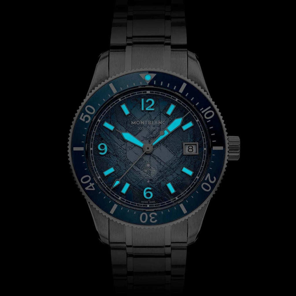 Orologio automatico Montblanc con quadrante blu, indici luminosi e data alle 3