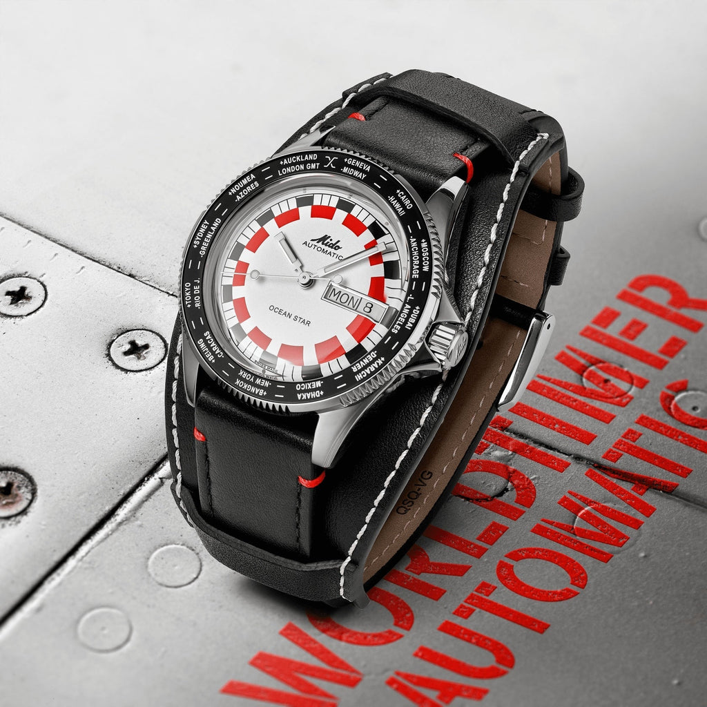 Orologio automatico con quadrante bianco rosso, cinturino nero in pelle con cuciture.