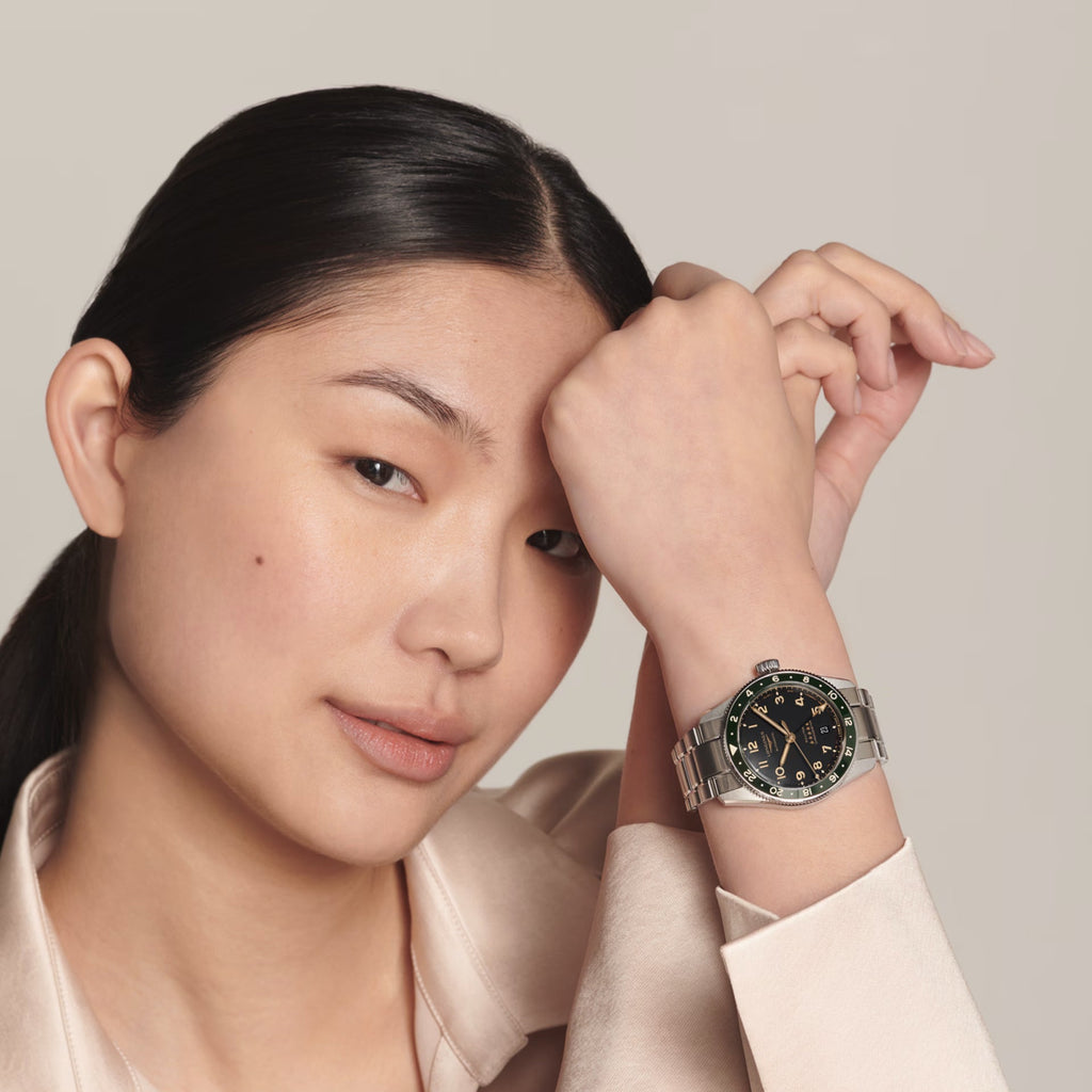 Orologio automatico con quadrante scuro e bracciale in acciaio, in vista al polso