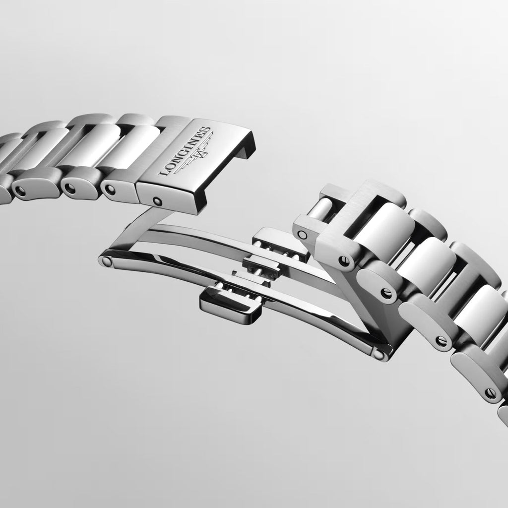 Orologio Longines Conquest con cinturino in acciaio e fibbia pieghevole, profilo laterale