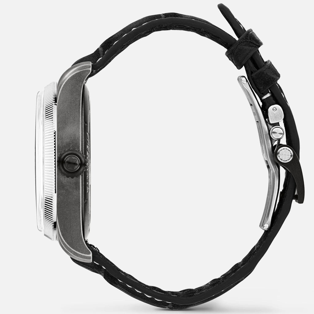 Orologio cronografo, cassa in acciaio con corona e cinturino in pelle nera