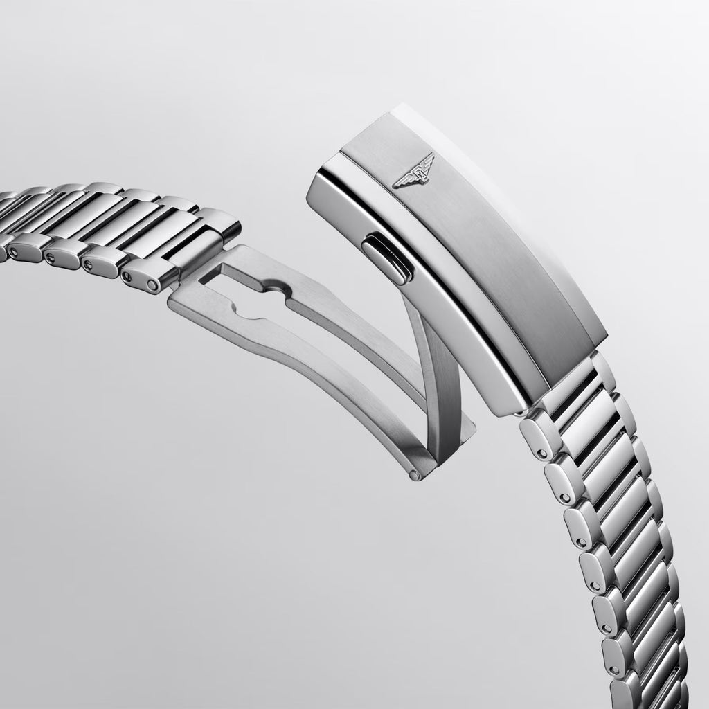 Chiusura del bracciale in acciaio con incisione e dettagli Longines
