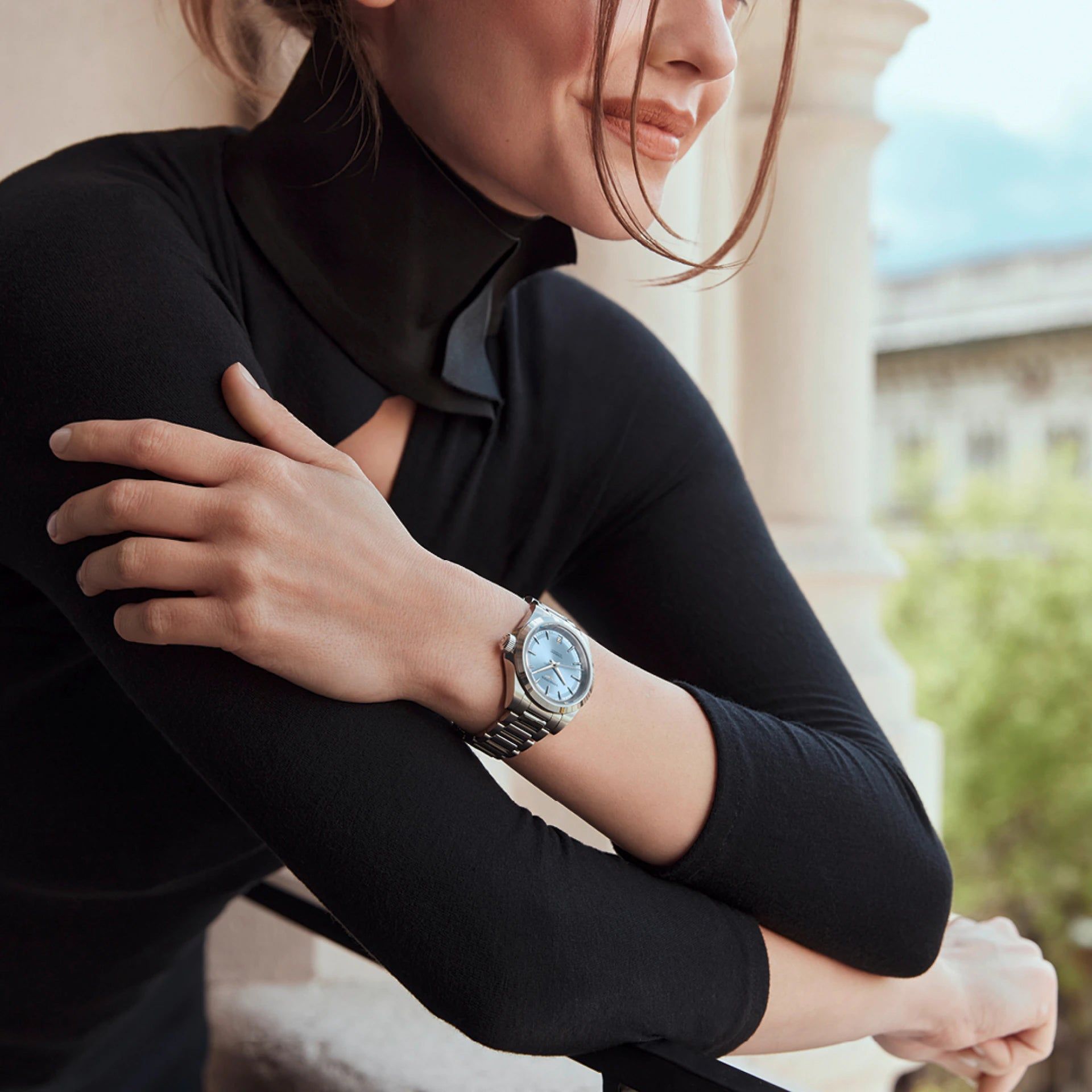 Orologio Longines Conquest con quadrante azzurro e bracciale in acciaio, indossato