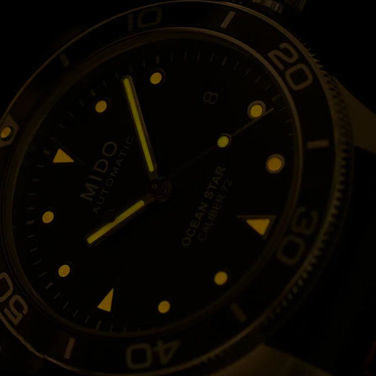 Orologio con quadrante nero, indici e lancette gialli, ghiera con tacche