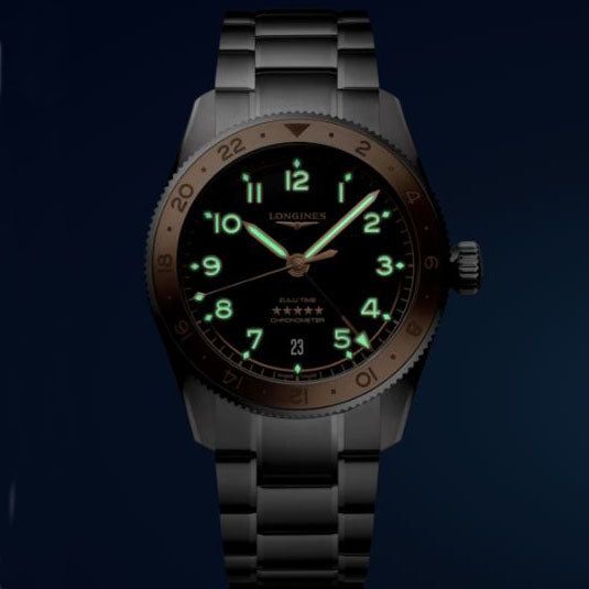 Orologio Longines con quadrante scuro e lancette verdi luminose su bracciale in acciaio