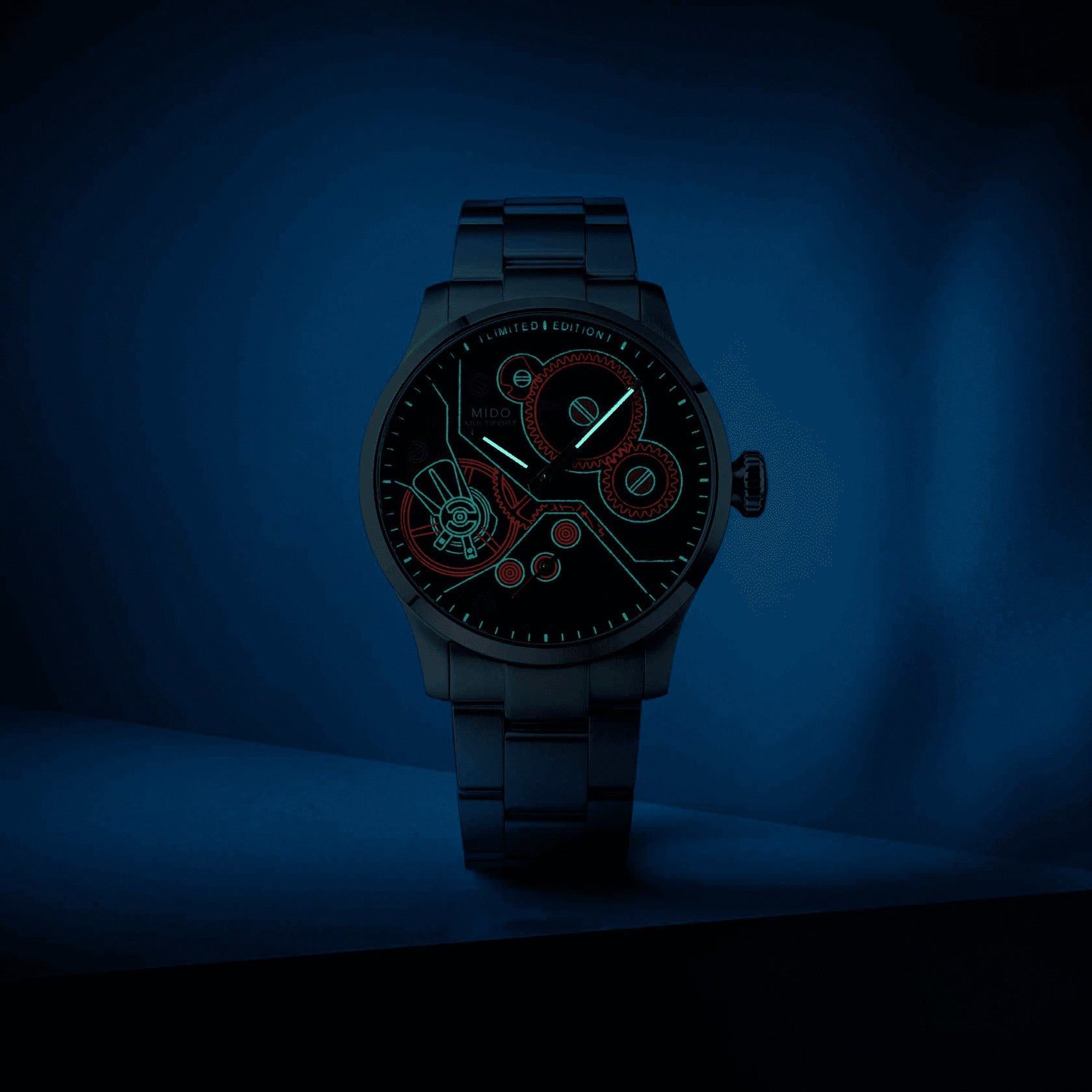 Orologio Mido Multifort con bracciale blu scuro e quadrante scuro con dettagli verdi