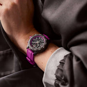 Orologio Breitling Endurance Pro 38 al polso, cinturino viola e quadrante nero