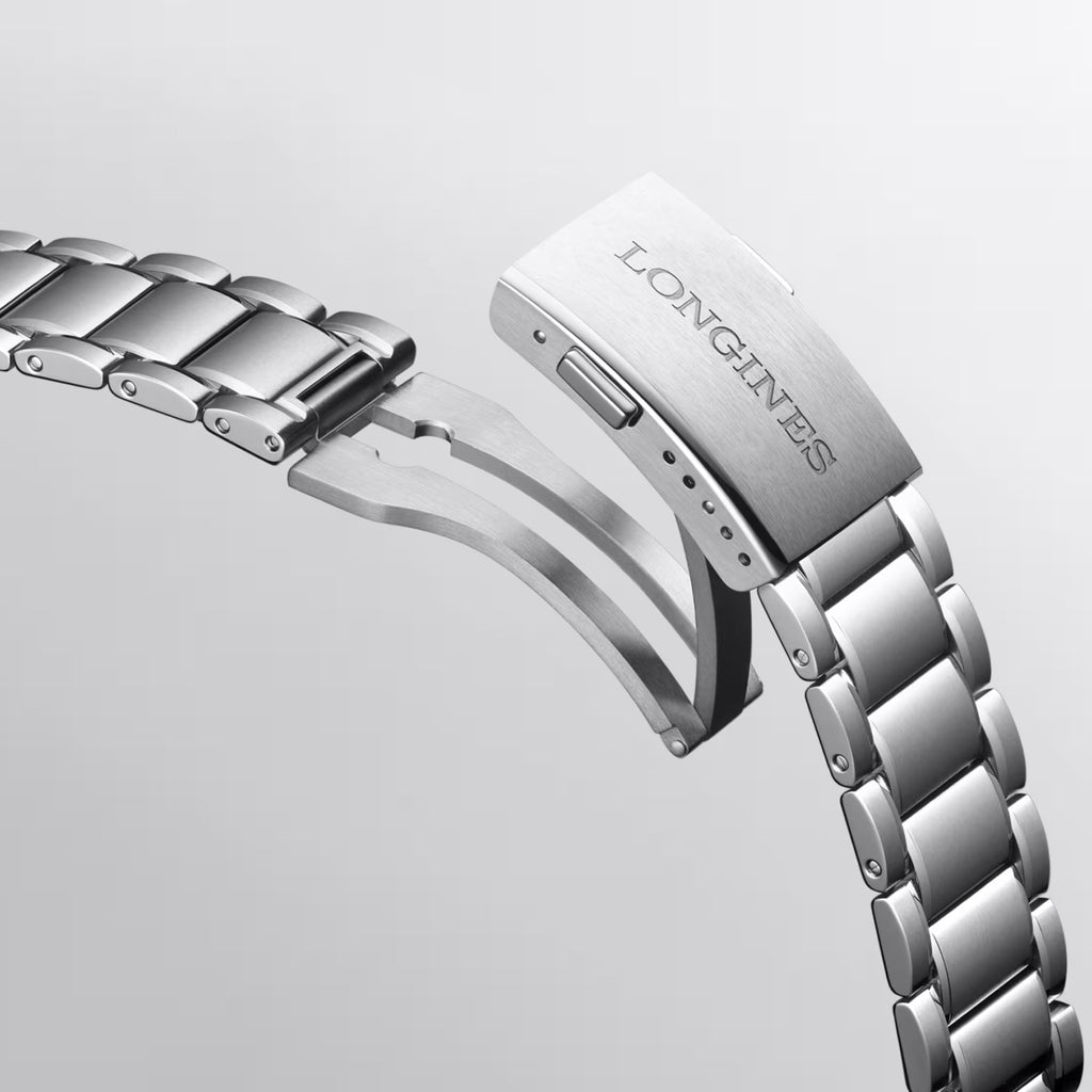 Bracciale in acciaio con chiusura e maglie; cinturino aperto inquadrato